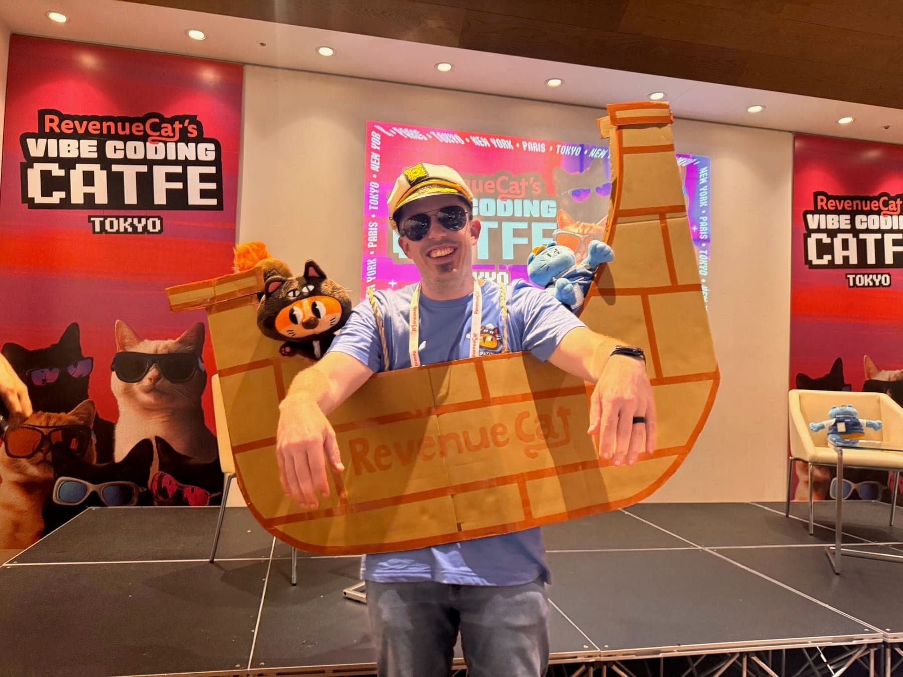 Participant in a Shipaton boat costume at the Tokyo Catfe Shipaton 2025 event.